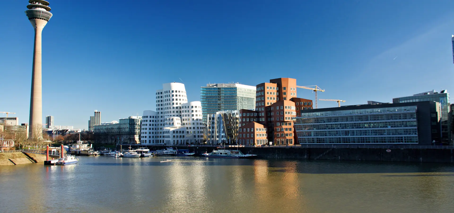 Rheinturm und Medienhafen in Düsseldorf